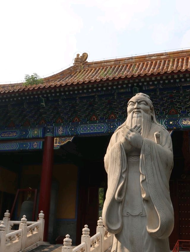 Pay tribute to the great Confucius