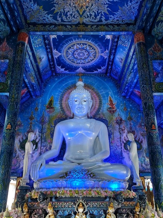Rong Suea Ten: The Blue Temple That Blends Tradition with Bold Artistry