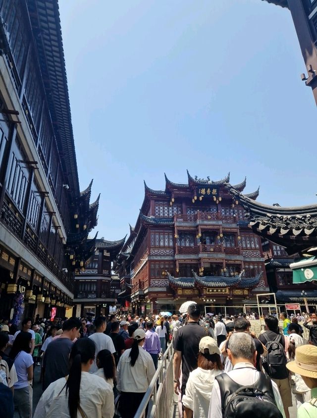 Have you experienced the calm of Yu Garden yet? 🌸🎐🎋