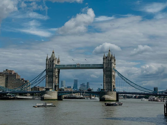 🌉 London’s Timeless Gatekeeper: Tower Bridge Unfolded 🌇  