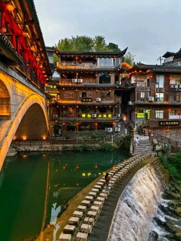 芙蓉鎮：中国の伝説が蘇る、滝の上に建つ魅惑の町 | Trip.com 永順