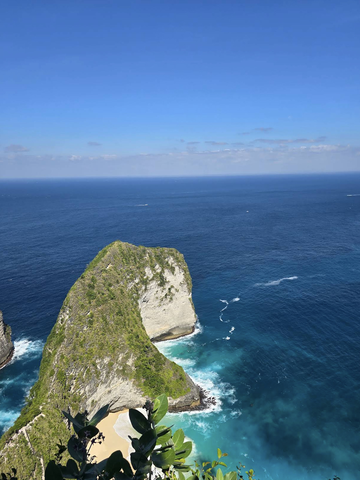 Saya baru saja pulang dari Bali dan ingin berbagi sedikit tentang beberapa kesalahan yang bisa bikin pengalaman liburan kalian jadi nggak asyik.

Pertama — soal kedatangan dan imigrasi. Masih banyak orang yang antre buat beli visa on arrival (VOA) di bandara, padahal e-VOA bisa diurus secara online jauh-jauh hari. Sayang banget kan, waktu dan energi terbuang cuma buat antre di jam pertama sampai, padahal hal ini gampang banget dihindari.

Kesalahan kedua — sembarangan minum pakai es batu. Di warung-warung kecil atau kafe pinggir jalan, es batunya sering kali pakai air mentah. Pas cuaca lagi panas, mungkin ini kelihatan sepele, tapi bisa bikin perut bermasalah dan merusak rencana liburan kalian.

Ketiga — menyepelekan sinar matahari. Matahari di Bali itu menyengat banget, bahkan pas lagi mendung sekalipun. Kalau nggak pakai SPF, kulit bisa langsung terbakar dalam waktu singkat, apalagi kalau kalian sering naik motor atau seharian di pantai.

Keempat — terlalu pede bawa kendaraan sendiri. Padahal, jalanan di Bali itu seringnya sempit, berpasir, banyak tikungan tajam, dan macet. Ditambah lagi, cara orang lokal berkendara butuh fokus tinggi. Jadi, naik motor itu bukan cuma soal praktis, tapi ada tanggung jawab dan risiko yang besar.

Terakhir, kesalahan yang paling sering terjadi adalah cuma menetap di satu area saja. Bali itu sangat beragam: Ubud, Canggu, Uluwatu, bagian Utara, sampai ke Timur punya vibe yang beda banget. Kalau kalian nggak keliling-keliling, kalian cuma bakal lihat sebagian kecil keindahan Bali dan melewatkan banyak hal seru lainnya.

Intinya, Bali bakal terasa lebih seru kalau kalian datang dengan persiapan yang matang dan nggak cuma terpaku di satu tempat atau aktivitas saja.