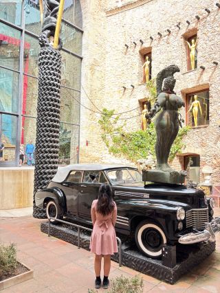 バルセロナ近郊：ダリ美術館。