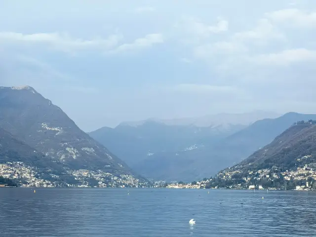 자동차로 코모 호수를 탐험하다: 이탈리아 스위스의 눈 덮인 산 아래 숨겨진 천국