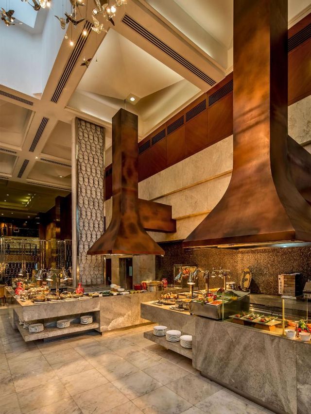 🌟 Manila's Luxe Sunset Views & Gourmet Buffet 🏨✨