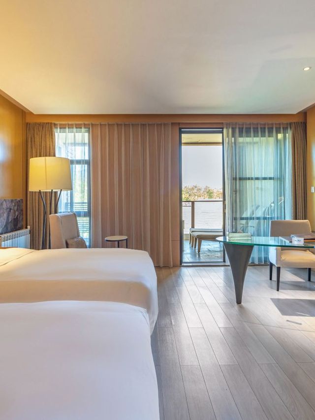 🏰 Kunming's Castle Retreat: Luxury & Nature Unite 🌿