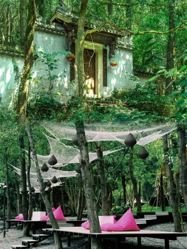 《邂逅自然奇景，開啟夢幻之旅等您來探索》。