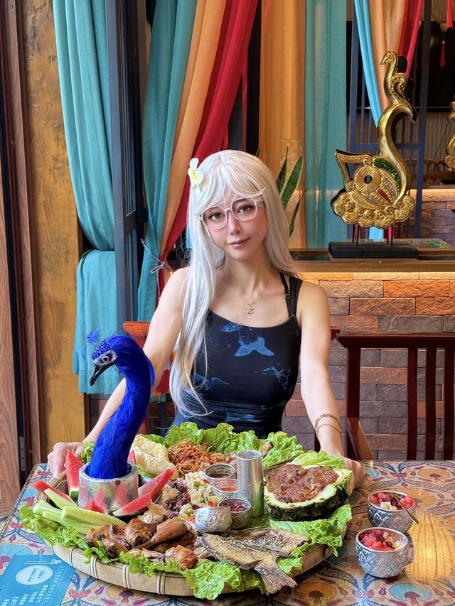 來西雙版納旅遊，怎麼能錯過當地的特色美食呢？今天就給大家推薦一家超棒的餐廳——雲雀金灣·傣家孔雀宴手。