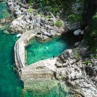 🌊香港隱世「海洋之心」！心形泳池+玻璃海，打卡露營一應俱全