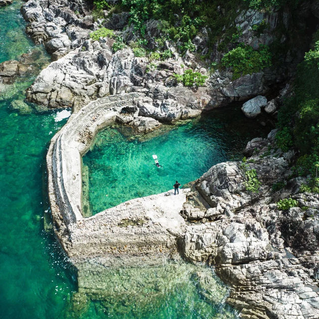 🌊香港隱世「海洋之心」！心形泳池+玻璃海，打卡露營一應俱全