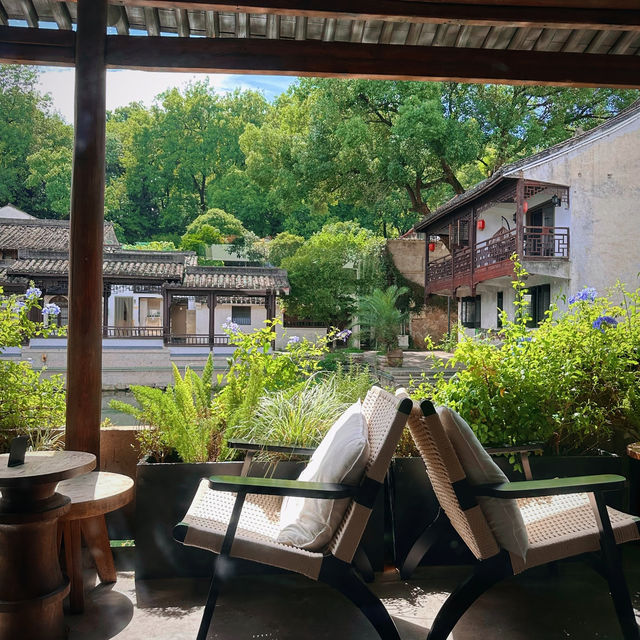 偷得浮生半日涼｜在紹興倉橋直街臨河的窗邊等一艘烏篷船