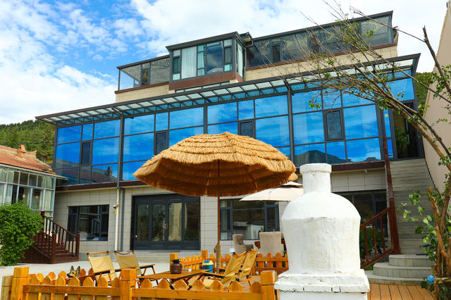 依林庭院（拉卜楞寺店）：佛國旁的木質暖居