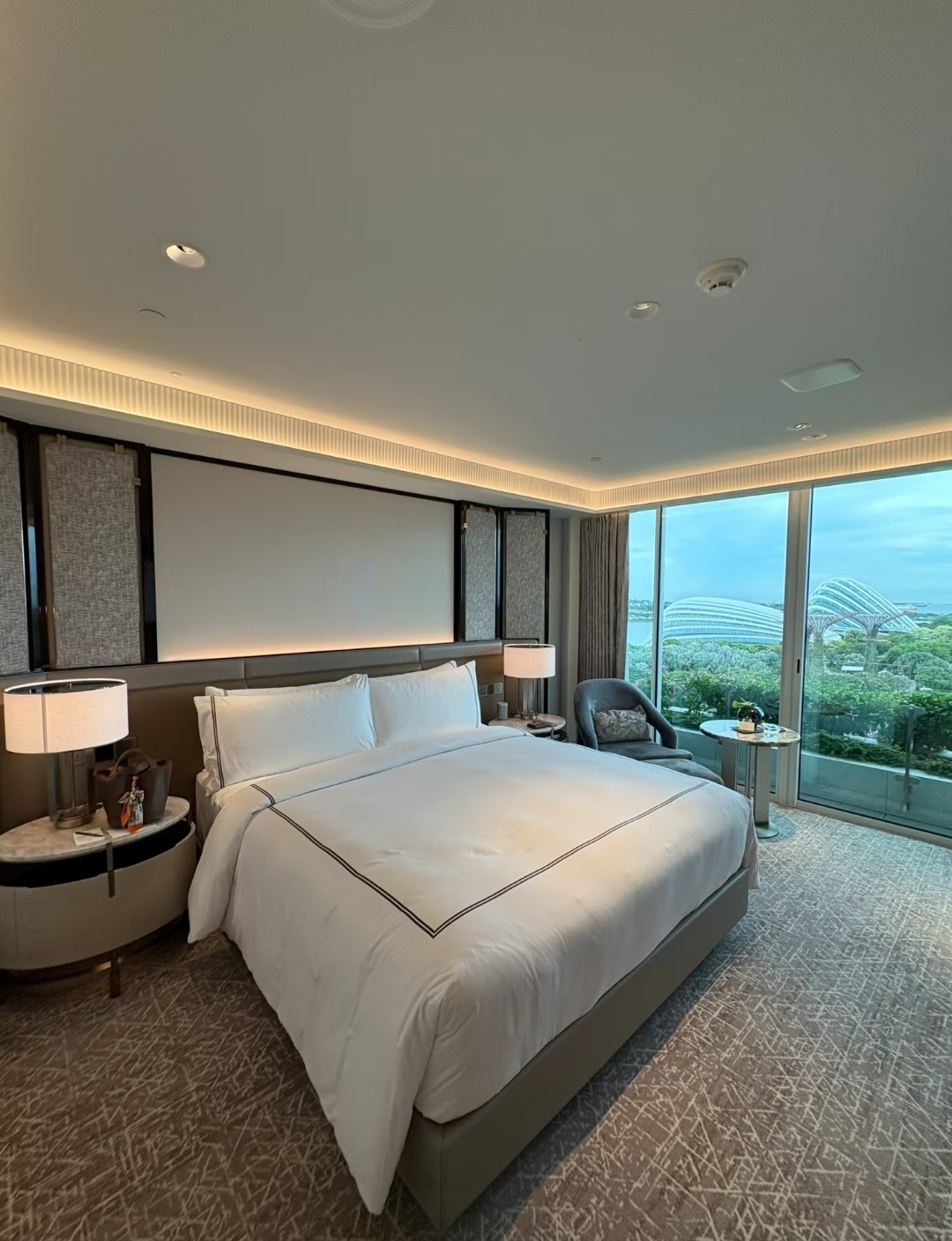 🌆 Lokasi di pusat kota yang sangat strategis, sangat nyaman untuk berbelanja dan makan! 📍 Tepat di bawah hotel ada Gardens by the Bay 🌳, hanya 5 menit berjalan kaki ke Merlion 🐠, MRT langsung ke Orchard Road 🛍️, dan berjalan-jalan santai di malam hari sambil menikmati pertunjukan cahaya sangat menyenangkan～✨

🛏 Tidur seperti di atas awan, pecinta detail pasti akan menyukainya!
Kamar memiliki jendela besar dari lantai ke langit-langit dengan pemandangan yang luar biasa 🌃, tempat tidur yang sangat lembut sehingga Anda tidak ingin bangun 🛌, kamar mandi memiliki area basah dan kering terpisah dengan bathtub 🛁, minuman di minibar diisi ulang setiap hari, bahkan sandal hotelnya sangat nyaman～😌

🥳 Pengalaman menginap yang sangat menyentuh hati!
Proses check-in sangat cepat dan mereka bahkan menawarkan minuman selamat datang 🥤, layanan kamar tersedia kapan saja ⏰, layanan turndown di malam hari dengan camilan 🍪, senyuman staf sangat menyenangkan, rasanya seperti di rumah～😊

💪 Berkeringat + relaksasi, semuanya sekaligus!
Kolam renang infinity wajib untuk berfoto 🏊‍♀️, pemandangan seluruh kota sangat menakjubkan! Peralatan gym sangat lengkap 💪, minyak aromaterapi di spa sangat menenangkan, di sinilah Anda bisa mengisi ulang energi～😌

💡 Tips dari orang dalam, bahkan penduduk lokal tahu!
Kolam renang paling sepi pada pukul 7 pagi 📸, bar di rooftop sangat indah saat matahari terbenam 🌇, Anda mendapatkan diskon di mal di bawah hotel dengan kunci kamar Anda 🛍️, dan Anda bisa menyimpan bagasi secara gratis setelah check-out～😉

Setelah menginap di banyak hotel, Marina Bay Sands benar-benar meninggalkan kesan yang tak terlupakan! 🌃 Lokasinya sangat luar biasa, detail yang penuh perhatian sangat menyentuh hati, dan kolam renang infinity sangat memukau hingga membuat Anda terpesona～ Baik Anda pasangan atau bepergian dengan keluarga, hotel ini memenuhi impian liburan yang sempurna, dan begitu Anda datang, Anda tidak ingin pergi! 🥰 Saya pasti akan menginap di sini lagi lain kali～