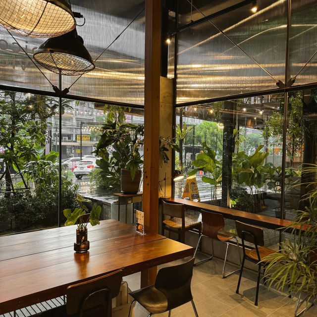 🏭🌿방콕의 산업풍 카페, 피콜로 비콜로에서 발견한 특별한 공간