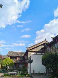 在麗江古城博興雲社，陽台的三角梅開著