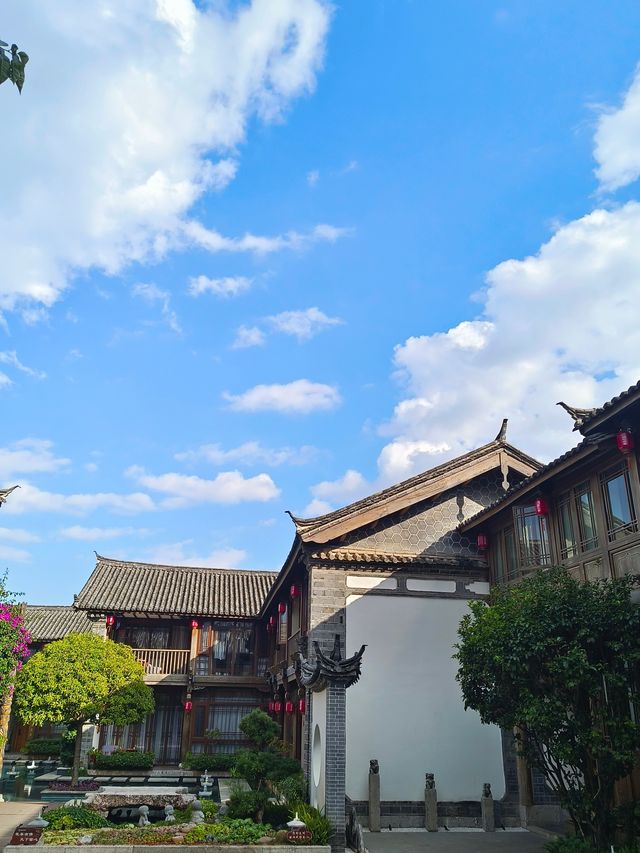 在麗江古城博興雲社，陽台的三角梅開著