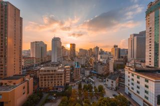 日落、美食與藝術！昆明皇冠假日酒店不僅僅是一家酒店