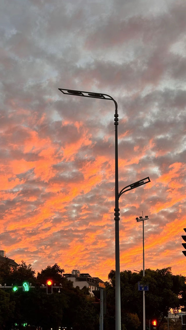 雲南日落限定|這些地方的晚霞美到窒息 在雲南最浪漫的事就是奔向日落!高原特有的澄澈天空遇上火燒雲 雲南日落限定|這些地方的晚霞美到窒息 在雲南最浪漫的事就是奔向日落!高原特有的澄澈天空遇上火燒雲