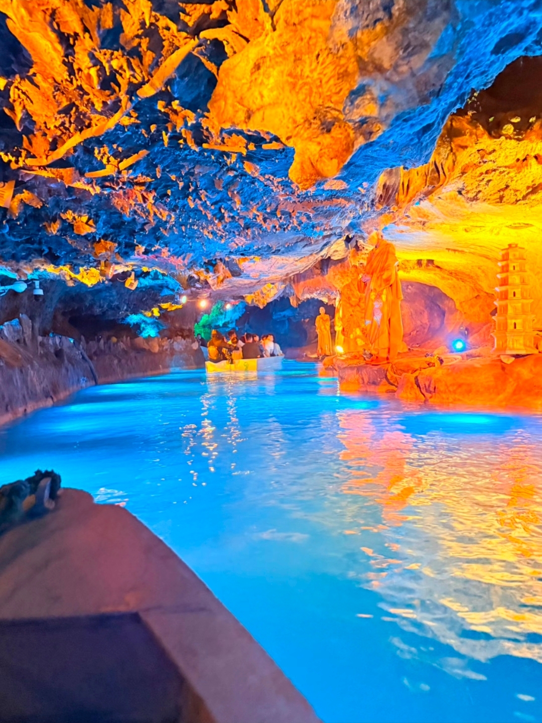 1.5 hours drive from Hangzhou, this mountain wilderness park in Tonglu will make you not want to go home!
Originally, I just wanted to see a karst cave, but ended up playing from the underground dark river to the glass sky bridge, from cliffside coffee to a kilometer-long slide rafting... 18°C summer, the joy of no hiking, all here.
If you're also looking for a weekend spot to escape the heat + thrilling fun + no exhaustion throughout,
Tonglu’s mountain wilderness park is highly recommended to add directly to your favorites.
· --
🌊 Tongtian River Boat Tour | The first must-visit stop
The moment you enter the cave, the temperature drops by 5°C, and coolness hits you.
The boat slowly sails into the underground dark river, lights turn on, stalactites reflect in the water, like stepping into the secret world of "The Lost Tomb."
You sit the whole way, no walking needed, every shot looks like a mysterious blockbuster.
· --
🔦 Earth Science Exploration Team | Put on the helmet for a real cave adventure
Put on the safety helmet, and the sense of adventure is maxed out.
Stalactites are right above your head, you can touch them. At the end, you get a pebble as a souvenir, very ceremonial.
Hiding here in summer is simply perfect.
· --
🌉 Lingyun Sky Bridge + No.1 Sky Ladder | Magic carpet takes you to the sky
Don’t want to climb? Take the magic carpet straight up the mountain, effortless and fun.
The 300-meter-long glass sky bridge has colorful forests beneath your feet, walking on it feels like strolling in the clouds.
Even if you’re afraid of heights and your legs go weak, you have to walk—it’s worth the view.
· --
☕ Resting Coffee & Little Prince Viewing Platform | Cliffside life boost
Tired from playing? Come here.
Have a cup of coffee on the cliff edge, feel the mountain breeze, the wide view makes you want to daydream.
There’s also a cliff swing nearby; if you dare, sprint over for double the thrill.
· --
☁️ Jiutian Cloud Corridor | More thrilling than the sky bridge
Standing on a glass platform hundreds of meters high, the valley lies right beneath your feet.
The wind blows your hair wildly, and that sense of suspension actually brings joy, overlooking the mountains is very healing.
· --
🐎 Tianma Xingkong (Heavenly Horse Soaring) | The perfect way down the mountain
Ride a white horse slowly down the mountain, enjoy the scenery and breeze, much better than walking.
No leg effort needed, instantly brings back childhood happiness.
· --
🌊 Rafting | Missing this means missing out
Over 1,000 meters of glass slide, spiraling down the mountain slope, screaming all the way.
Free raincoats provided, you basically won’t get wet. Thrilling yet safe, a must-play!
· --
🧗 GAP Surface Escape Plan | Cave Via Ferrata
Climb up along the rock wall, cool and exciting.
Staff guide you throughout, even the timid can try, and finishing gives a great sense of achievement.
· --
📌 Practical Information
· Address: Tonglu (search “Chuiyun Tongtian River” or “OMG Heartbeat Park” on navigation)
· Transportation: About 1.5 hours drive from Hangzhou, about 3.5 hours from Shanghai
· Opening Hours: Recommended to arrive early morning or afternoon, it takes about 4-5 hours to play all activities
· Dress Suggestions: Sneakers + light summer clothes, cool inside the cave but hot outside, bring a light jacket
· Suitable For: Families, couples, friends gatherings, solo relaxation all work
· --
✅ One-sentence summary:
Coolness from the caves, thrill from rafting, effort-saving magic carpet, romantic cliffside coffee—
Tonglu’s mountain wilderness park is the kind of place you’ll regret not visiting sooner.