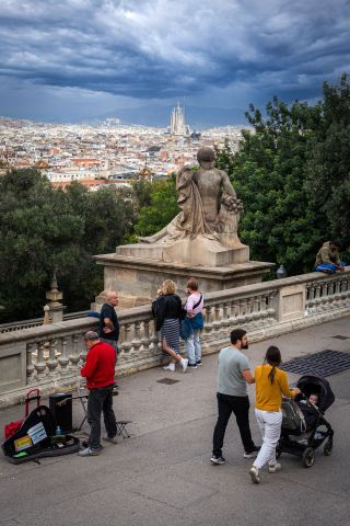 かつてのオリンピック遺跡に立ち寄り、スペイン・バルセロナの全景を見渡す