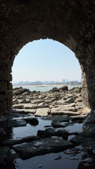 日照旅遊親身實測各景點真實遊玩體驗 萬平口：陽光海岸核心區，沙灘軟綿綿踩上去會陷到腳踝，三號門的網紅鞦