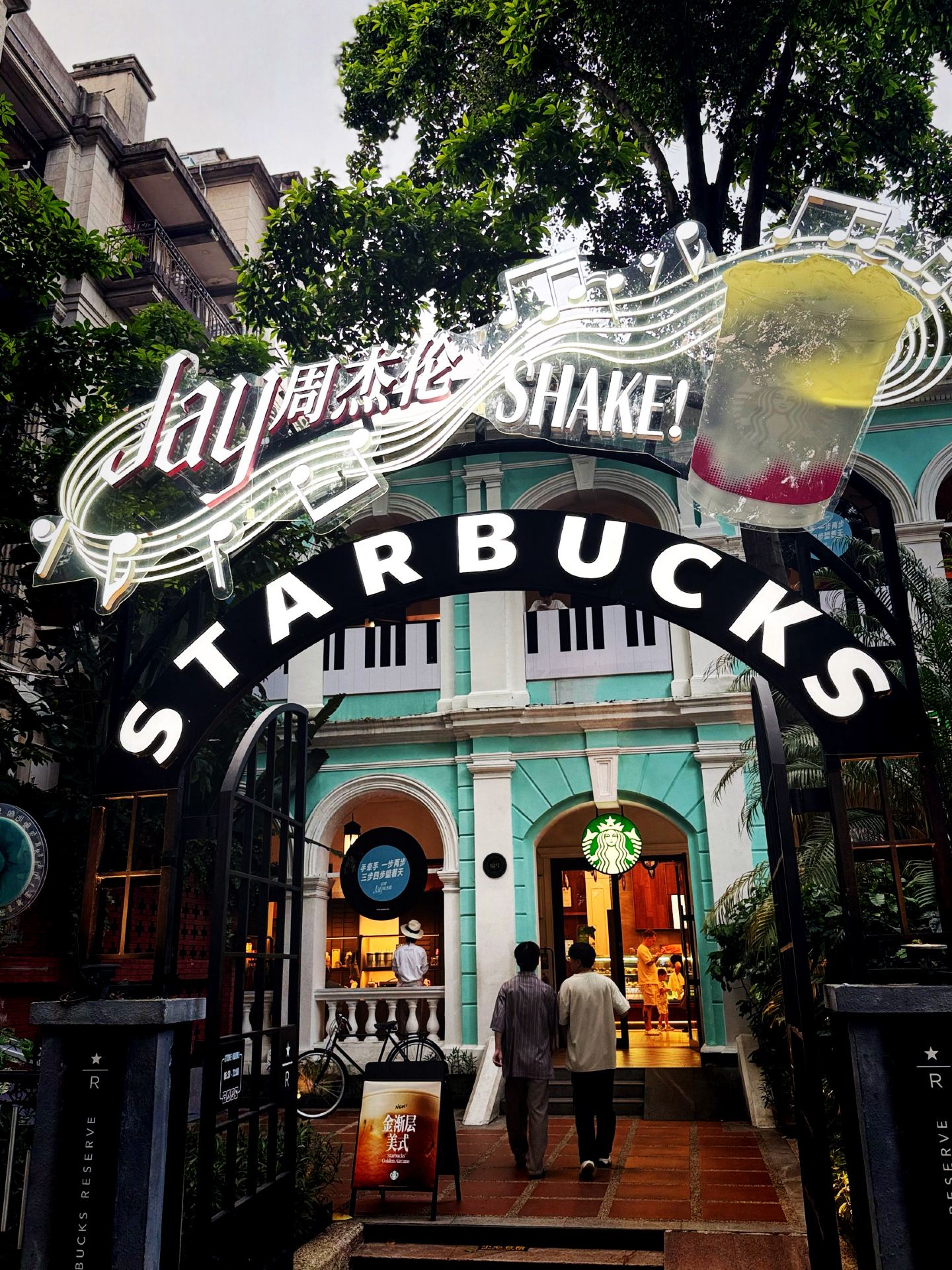 Saya pikir Starbucks paling terkenal di Guangzhou tidak akan mengejutkan siapa pun setelah Harry Potter... tapi mereka mengubah semuanya lagi 😅

Starbucks yang sama di Pulau Shamian sekarang didedikasikan untuk Jay Chou, salah satu musisi paling terkenal di Tiongkok.

Jika Anda pernah melihat tempat ini sebelumnya, suasananya di dalam sangat berbeda: alih-alih Hogwarts, ada piringan hitam, kaset, pemutar piringan hitam retro, dan dekorasi besar yang terinspirasi oleh era musik Jay Chou.

Bahkan dari luar, bangunannya tetap sama seperti rumah besar bergaya Eropa yang indah di Shamian, jadi Anda bisa datang ke sini bukan hanya untuk Starbucks: berjalan-jalan di sekitar pulau, mengagumi arsitektur kuno, dan mengintip ke dalam.

📍 Starbucks Reserve, Pulau Shamian
50–52 Jalan Beijing
🚇 Cara paling mudah untuk sampai ke sana adalah dengan pergi ke Taman Budaya, lalu berjalan kaki sebentar dari sana.

Dan yang paling menarik: tampaknya Starbucks di Shamian telah memutuskan untuk mengubah tempat ini menjadi tempat yang terus-menerus mengubah suasananya. Awalnya, tempat ini seperti Hogwarts sungguhan 🪄, sekarang menjadi dunia Jay Chou 🎶

Jadi, jika Anda pernah ke sini sebelumnya, mungkin sudah saatnya untuk mampir lagi.

#guangzhou #guangzhoucafe #guangzhou