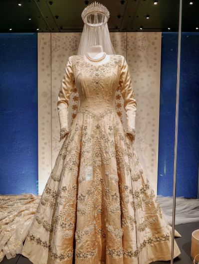 バッキンガム宮殿 女王エリザベス2世のファッション全記録展 | Trip
