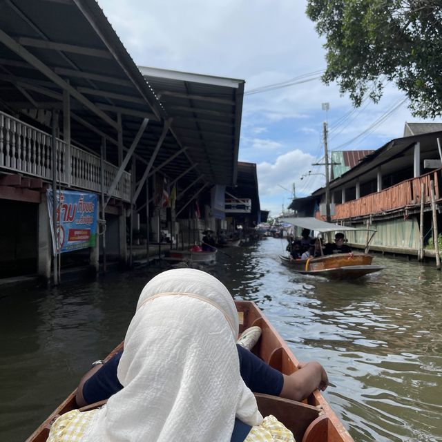 Thriving of Bangkok’ floating market