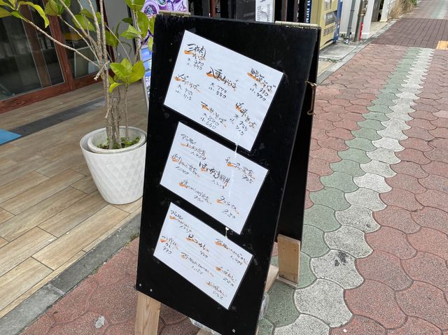 夜は三線ライブがあるそうです。ランチタイムはチャンプル定食『海物語 石垣島店』