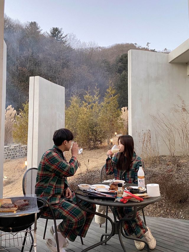 라운드형태의 감각적인 인테리어가 돋보이는 홍천숙소