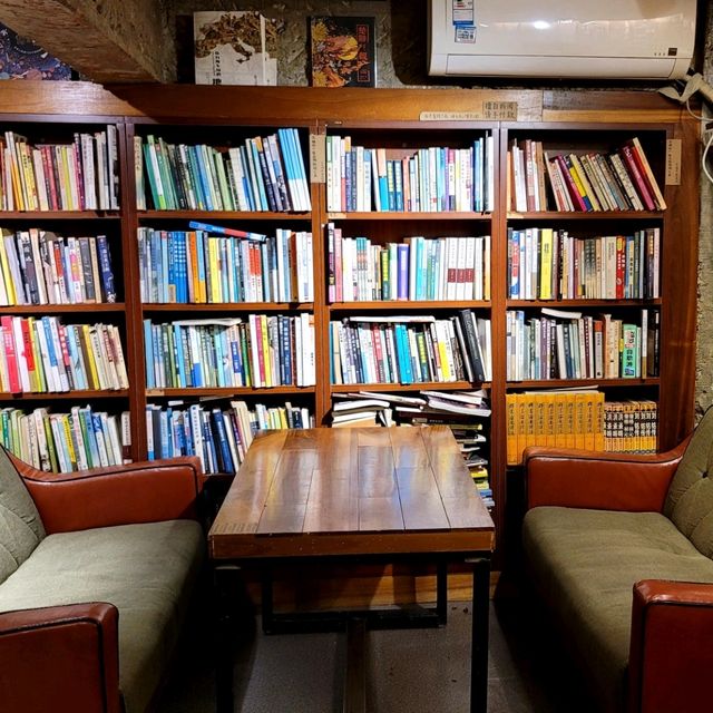 📚🌏 Literary Haven in Tianhe! 🍵🍷