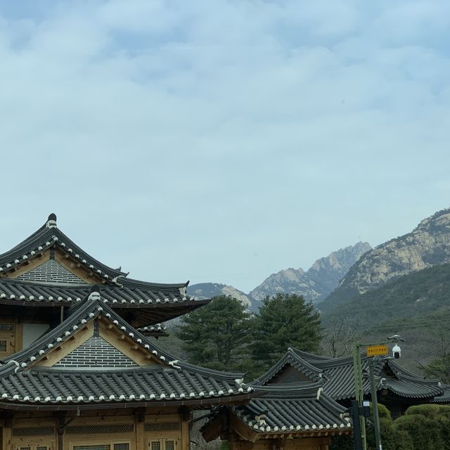 북한산과 한옥 뷰를 볼 수 있는 은평한옥마을