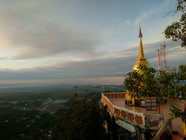 พิชิตยอดเขา วัดถ้ำเสือ