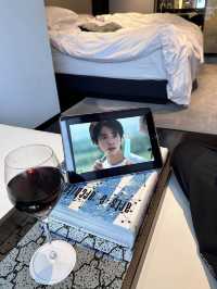 去staycation都要煲劇🤭