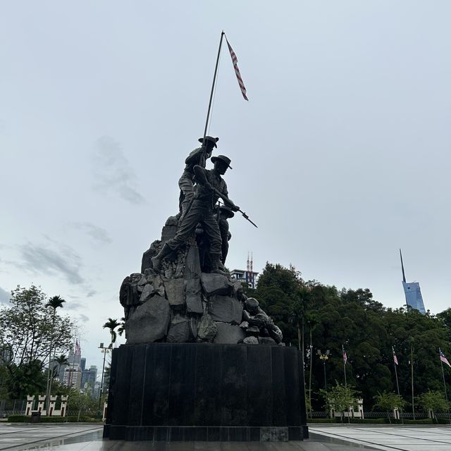 雄偉的國家英雄紀念碑