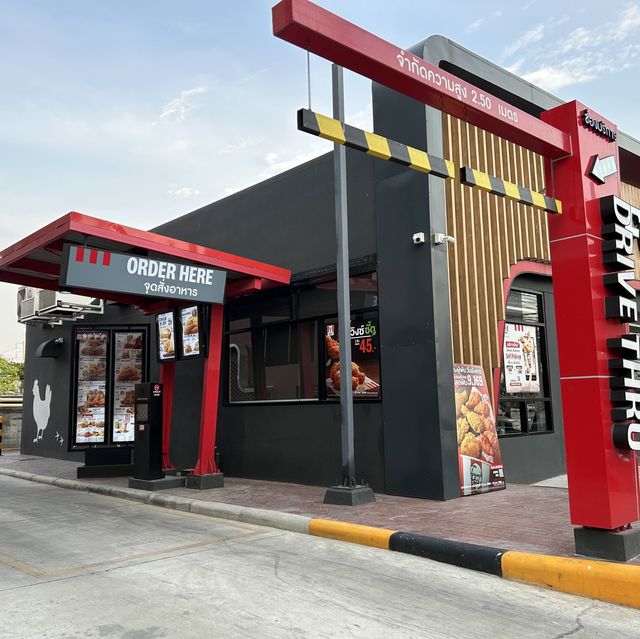 KFC สาขาเสรีไทย กร๊อบ กรอบ