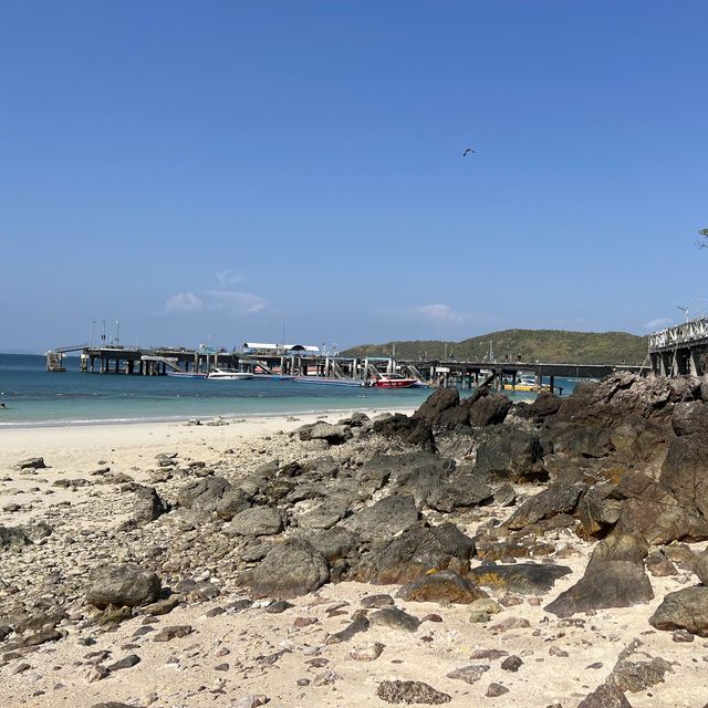 หาดสังวาลย์ ชายหาดที่มีสะพานไม้สีขาวทอดยาว