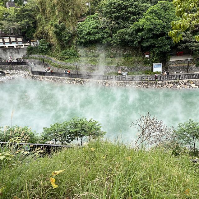 煙霧瀰漫的地熱區