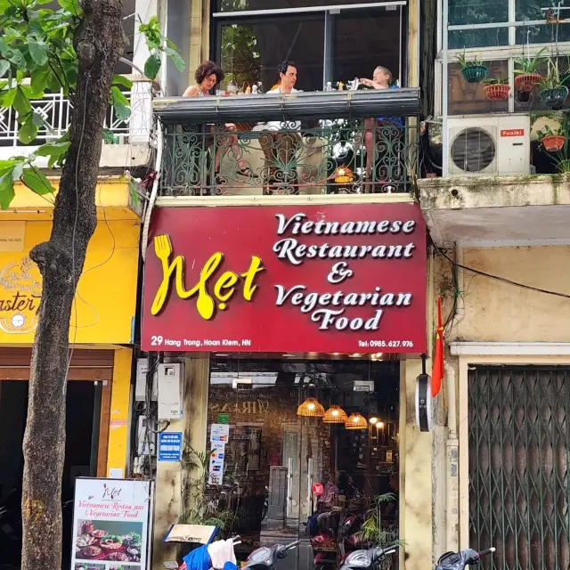 Vietnamese Foodie Heaven at Met, Hanoi