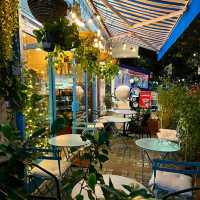 PRETTY LITTLE BLUE CAFÉ IN LONDON!