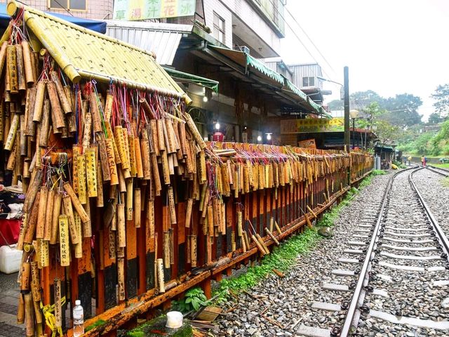 핑시선 종착역에서 죽통에 염원을 담은 소원을 적다. 징통역 菁桐車站 