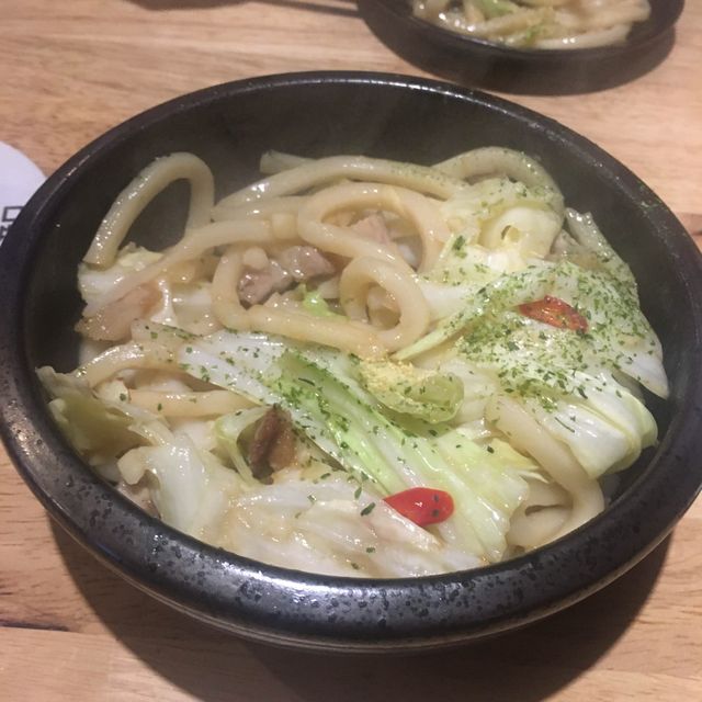 台北島厝居酒屋，一夜干、烤魚下巴、烤肉串，卡通風格的店面，讓你感受日本風情