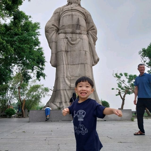 泉州洛陽橋，帶孩子來鬆一鬆，這邊還有多小吃，蚵仔煎，花枝丸，香腸，雪糕，還有螃蟹