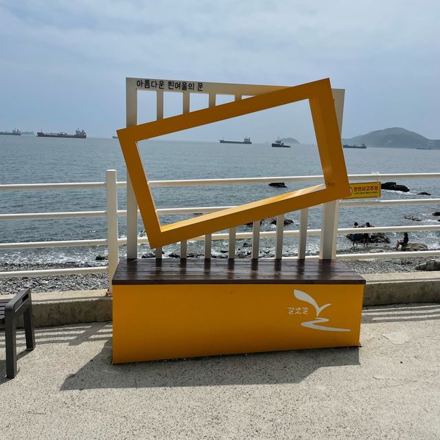 몽돌이 인상적인 해변 🏝️ 흰여울 해변