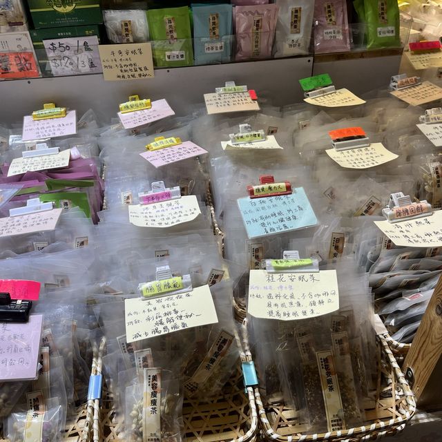 葵涌廣場-很地道,位于葵芳地鐵站隔離的地道又貼地商場