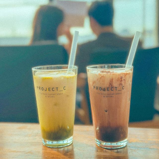 샹들리에 조명아래 바다 통창 뷰가 멋진“프로젝트c”