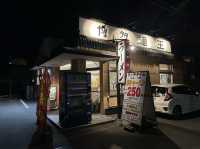 福岡・箱崎。『博多麺王』で食べる焙煎にんにくと葱油を使った『黒ラーメン』
