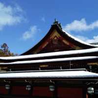 京都 北野天満宮の『なで牛』に雪が積もっていた。