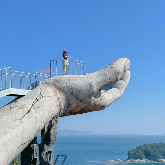 푸른 바다 위에 떠있는 손바닥 전망대🖐️