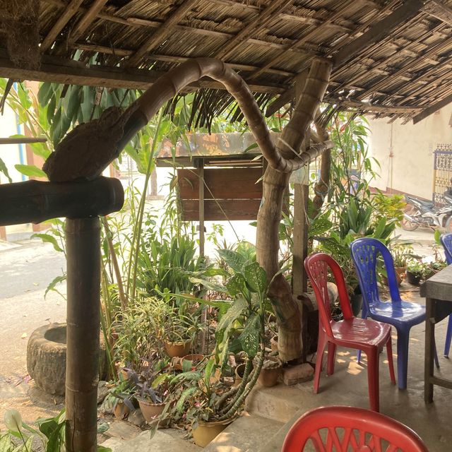 ラオスの伝統的な老舗レストラン　Souphailin Restaurant